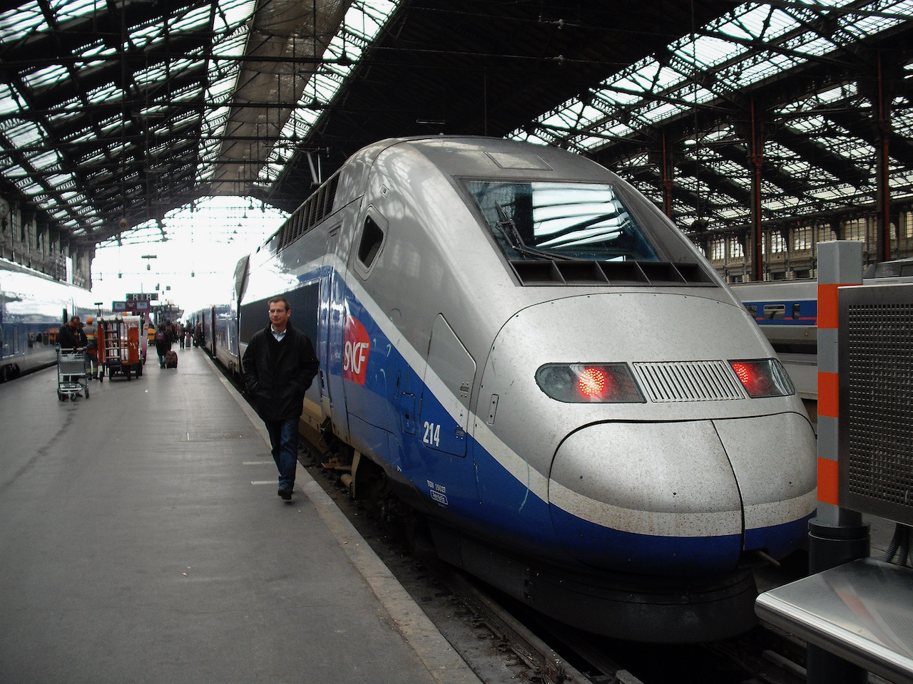 TGV 6917 about to depart